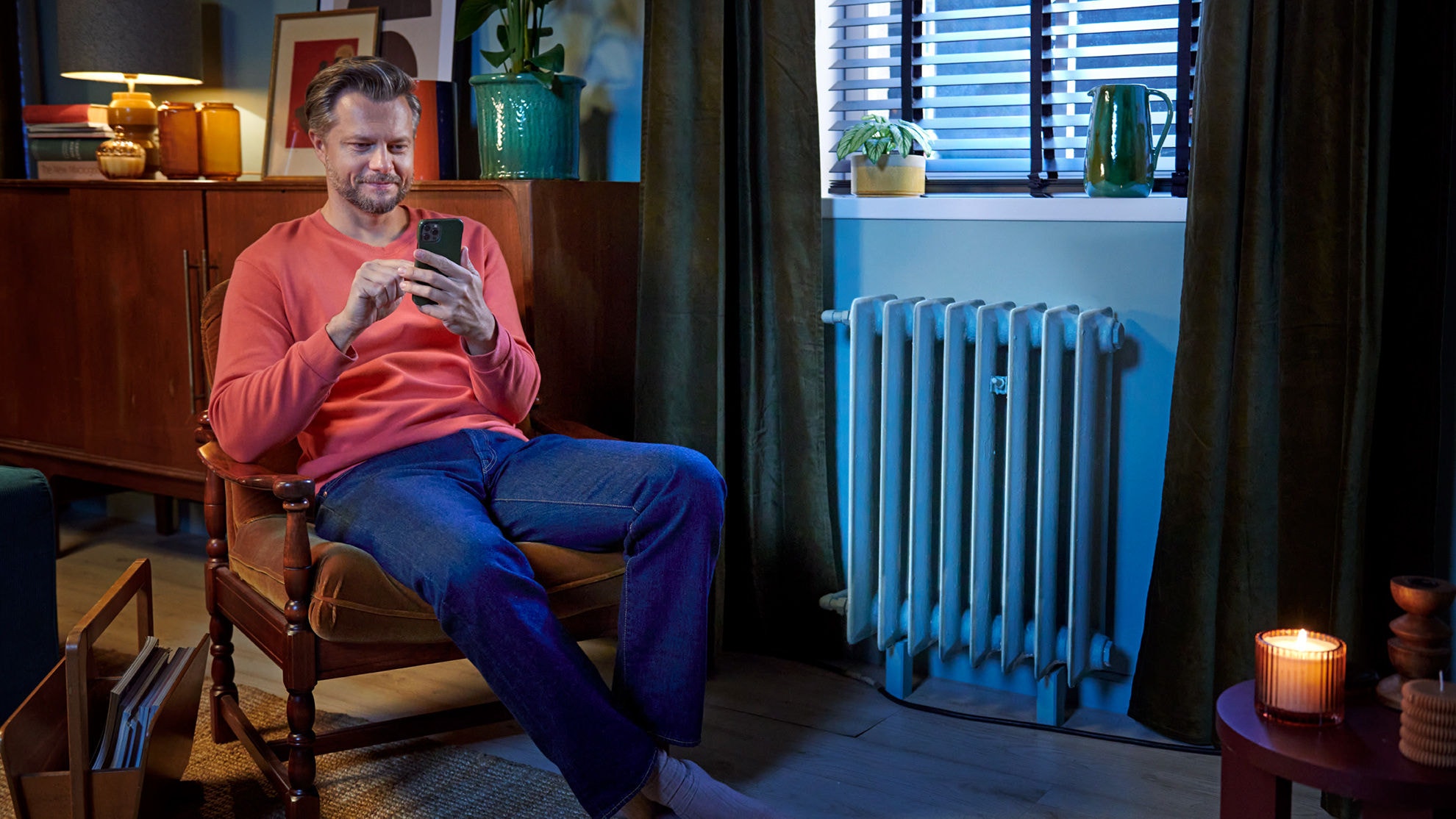 En man som använder Onecta-appen för att styra sin luft/luftvärmepump