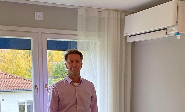 Nöjd kund framför sin Daikin Stylish luftvärmepump