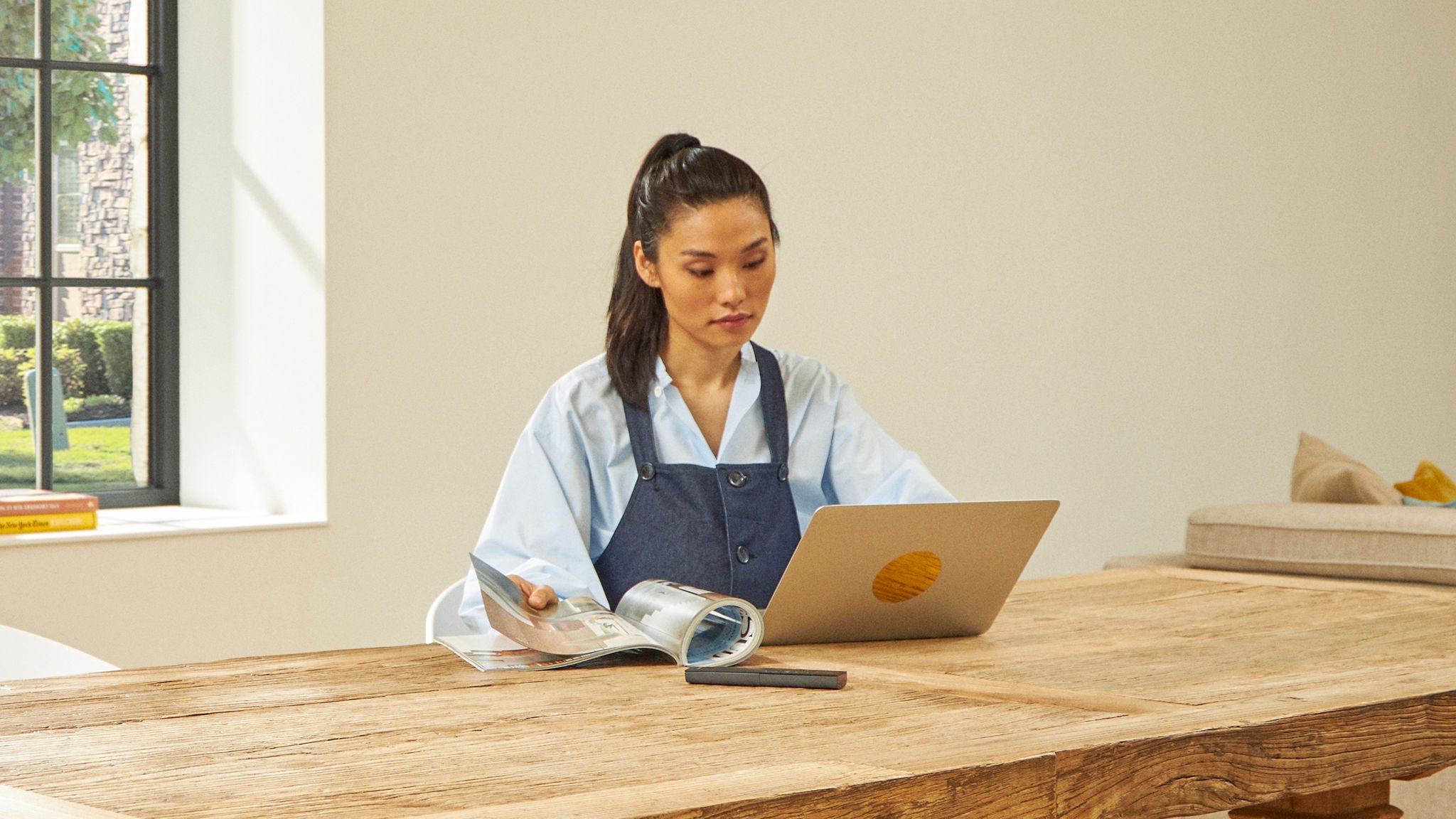 Kvinna med sin bärbara dator