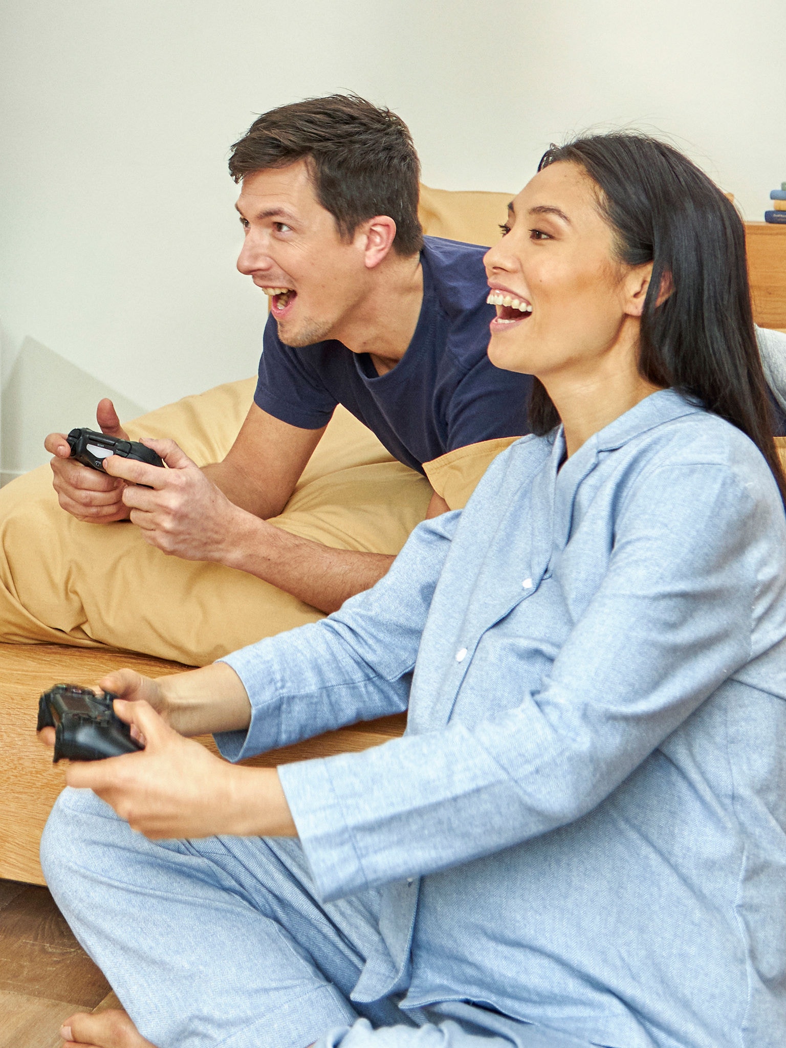 Ett par som är gravida och som har kul och spelar tv-spel i sitt sovrum