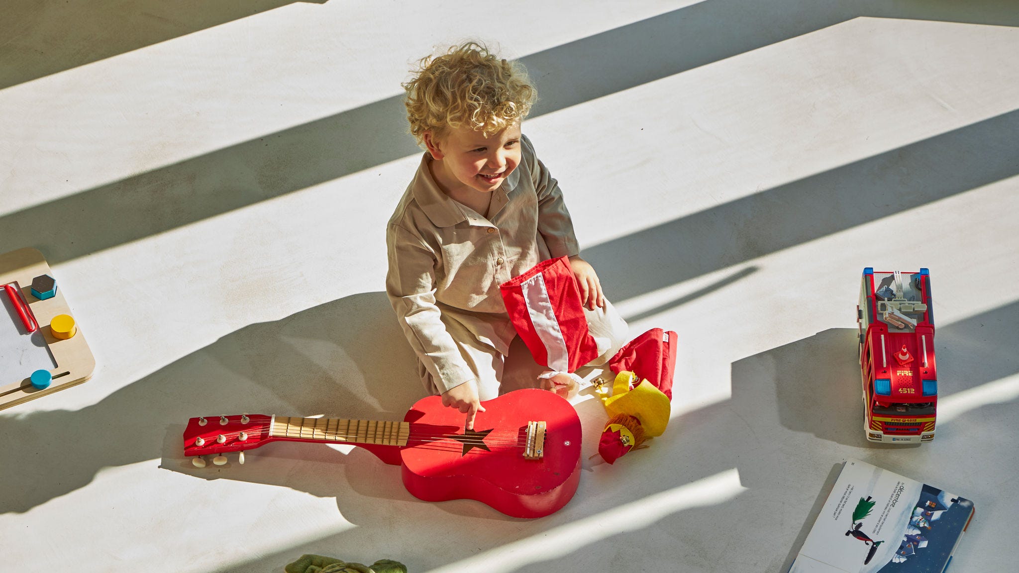 Stadsutsikt med gröna omgivningar