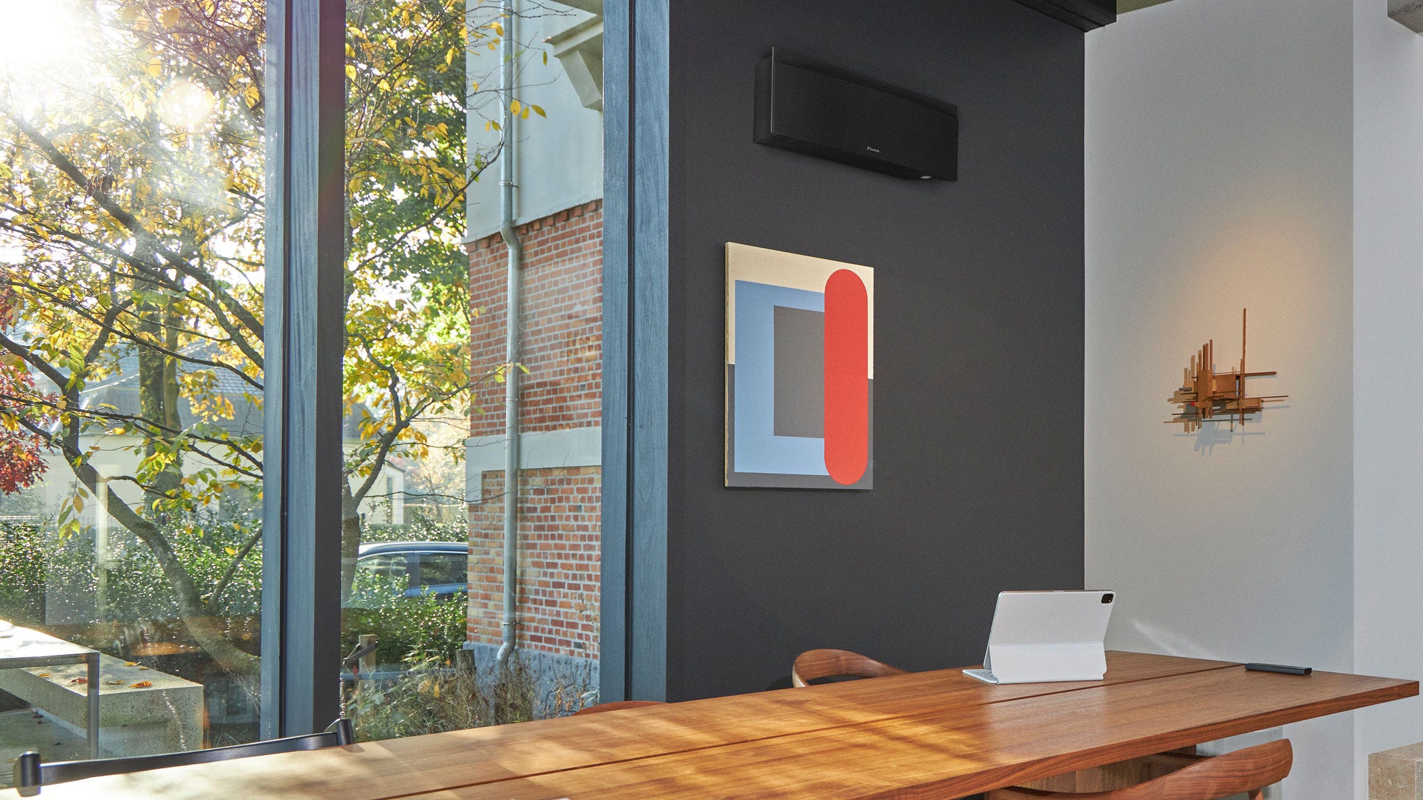 En diskret, rätt dimensionerad, svart väggmonterad värmepump