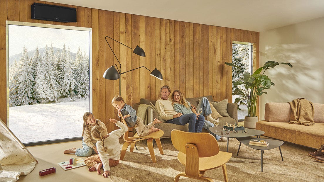 Familj som njuter av skön värme med luftvärmepump från Daikin