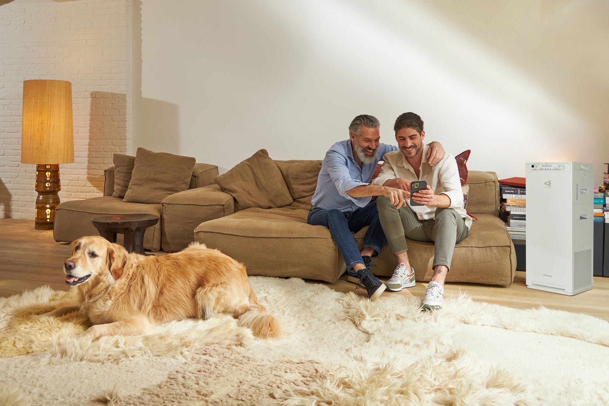 Familj som njuter av fördelarna med den senaste luftrenartekniken