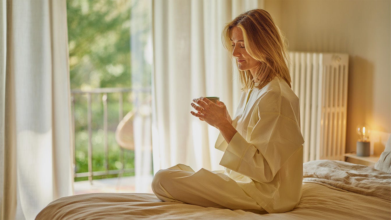 Mamma leker med sin dotter i skönt inomhusklimat med en Daikin luftvärmepump