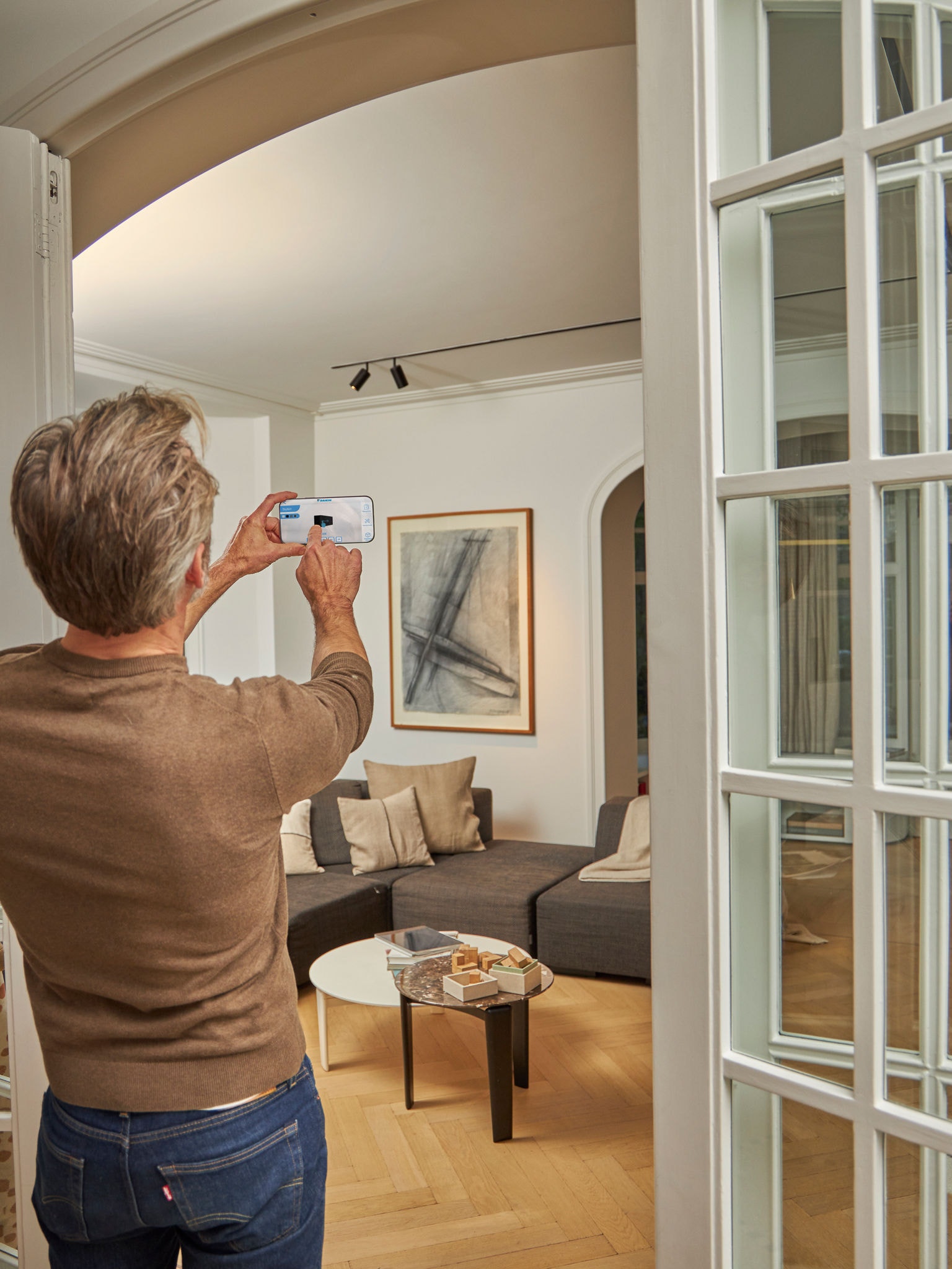 En man som använder appen för att se sitt hus i 3D