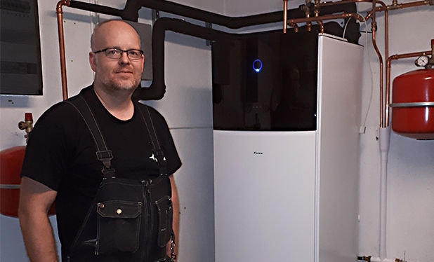 Daikin-installatör med sin Daikin Altherma GEO3 bergvärmepump