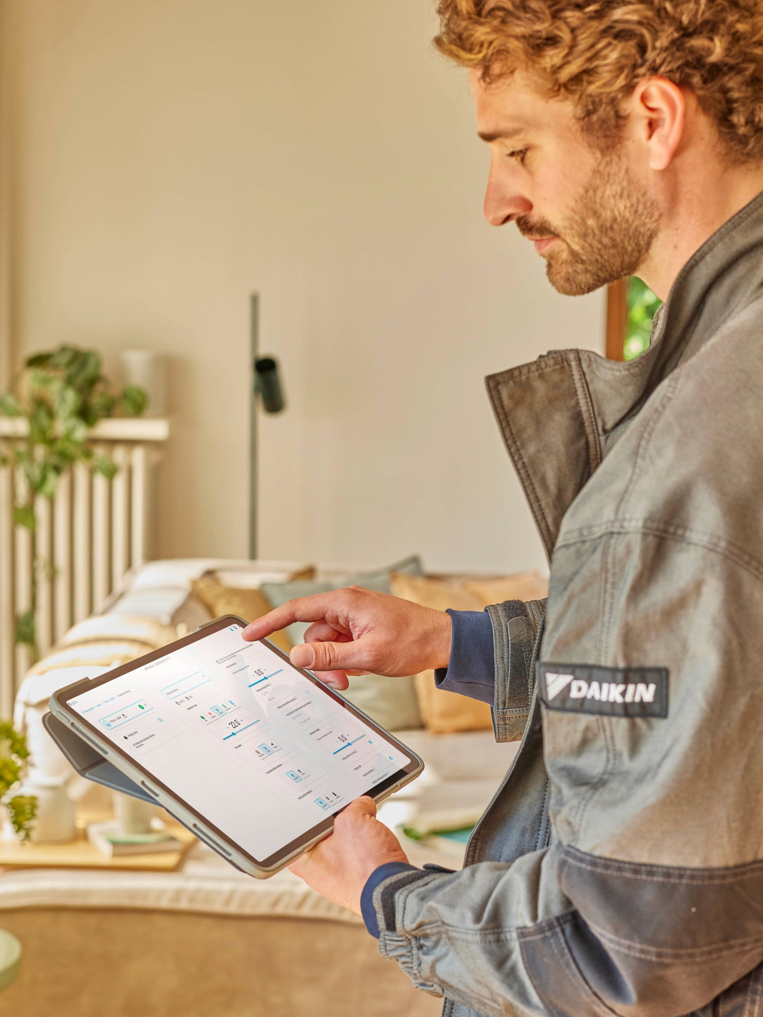 Installatör fjärrövervakar prestandan för Multi Split