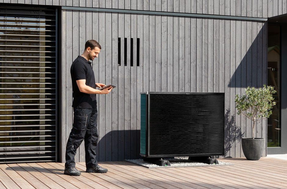 Installatör med Daikin Altherma utomhusenhet