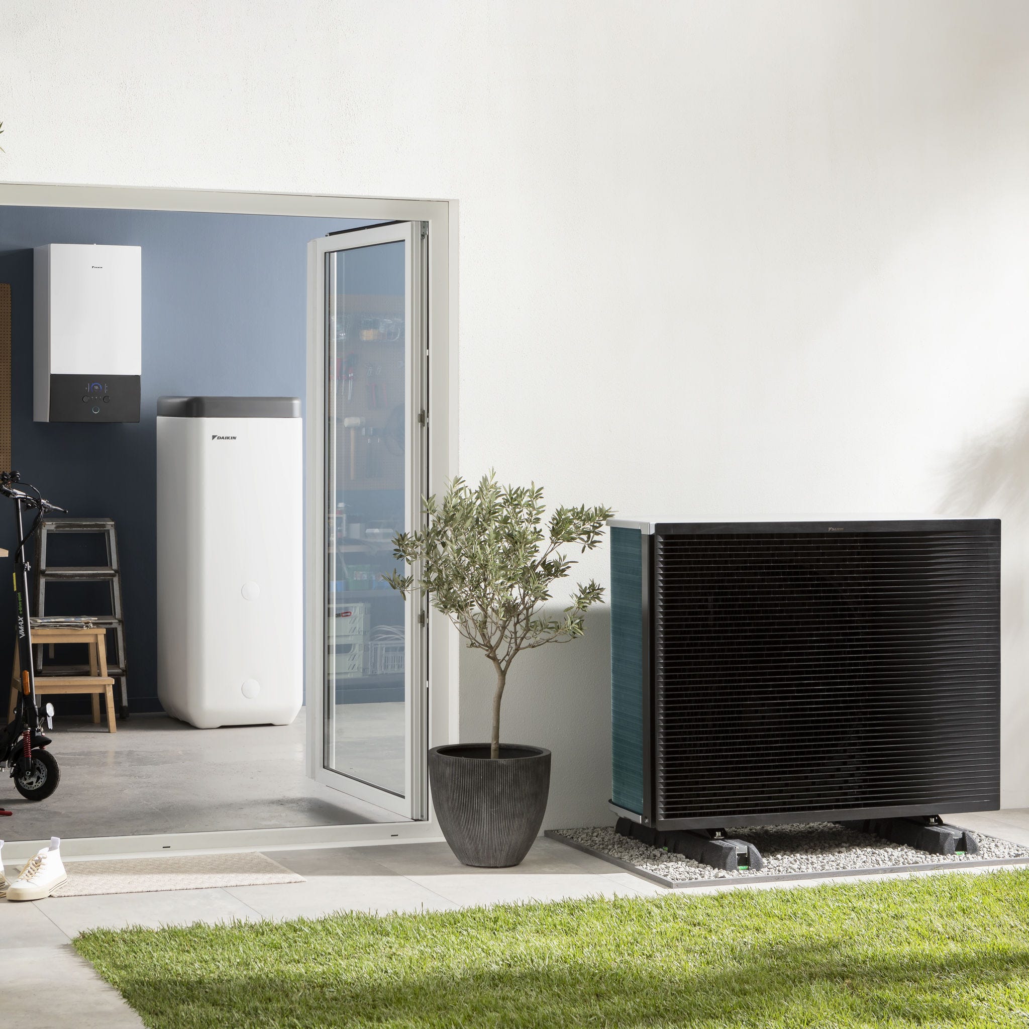 Värmepumps utomhusenhet i trädgården