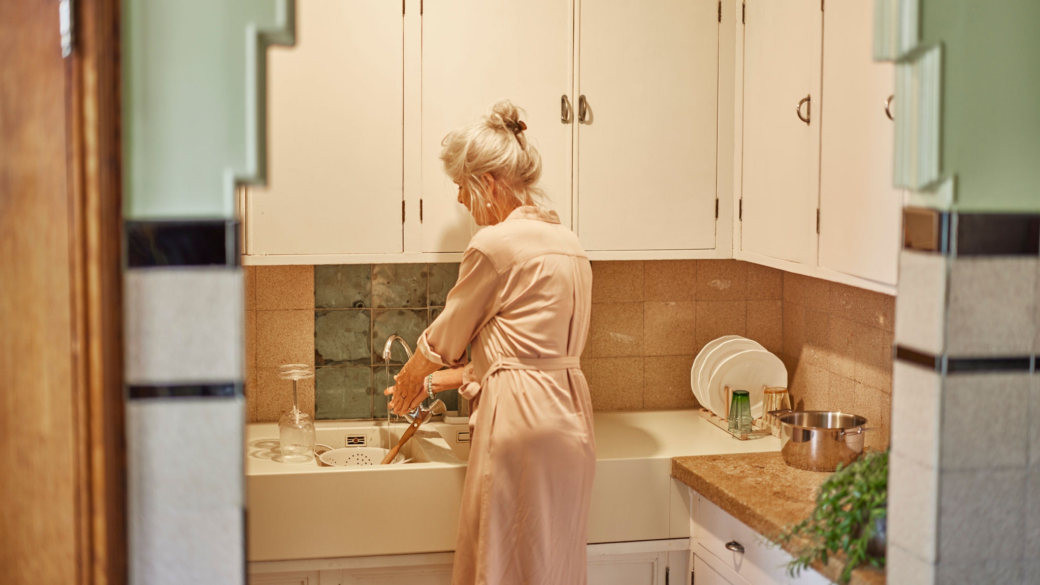 Kvinna diskar med varmvatten från Multi Split