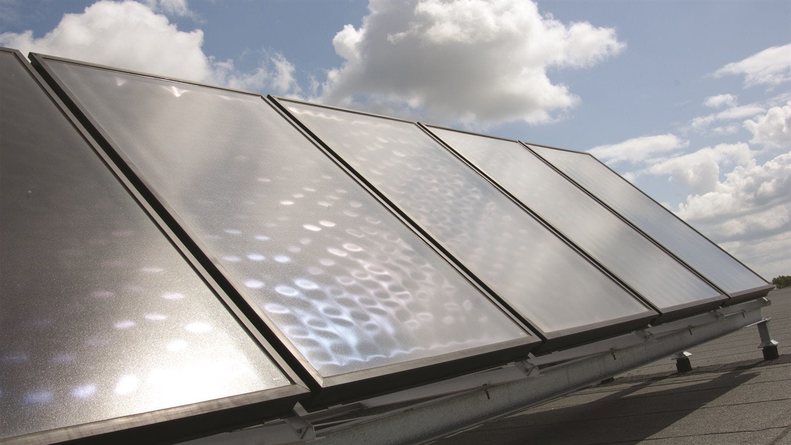 Solpaneler som driver en Daikin-värmepump för energieffektiv uppvärmning i hemmet