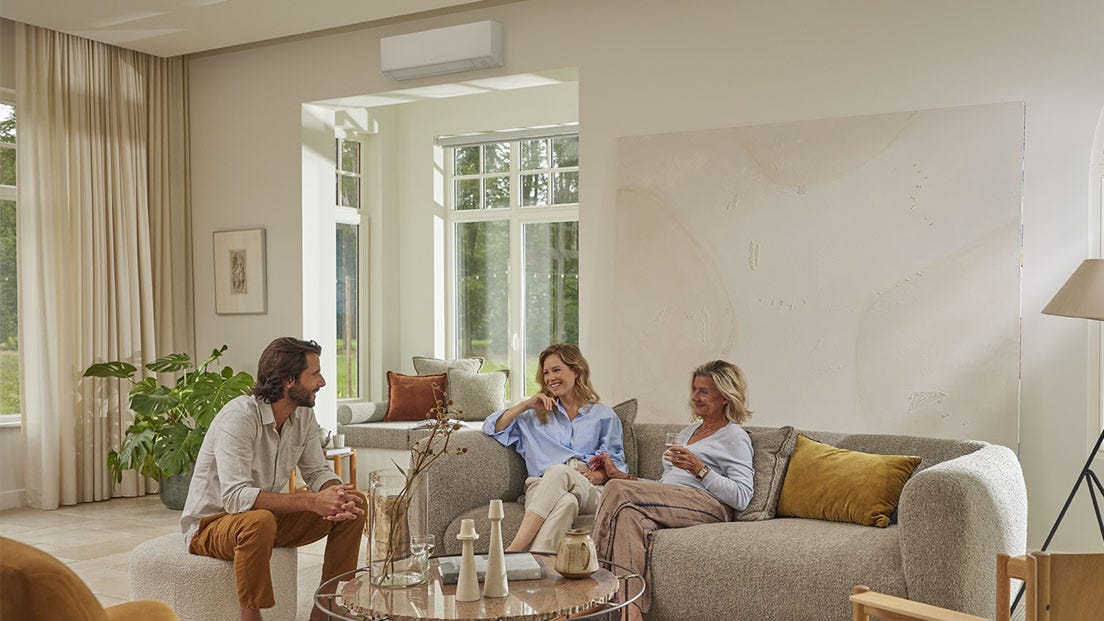 Tre personer pratar runt ett soffbord