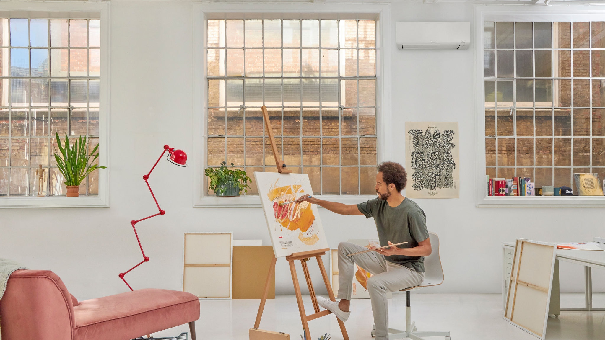 En man som målar en bild