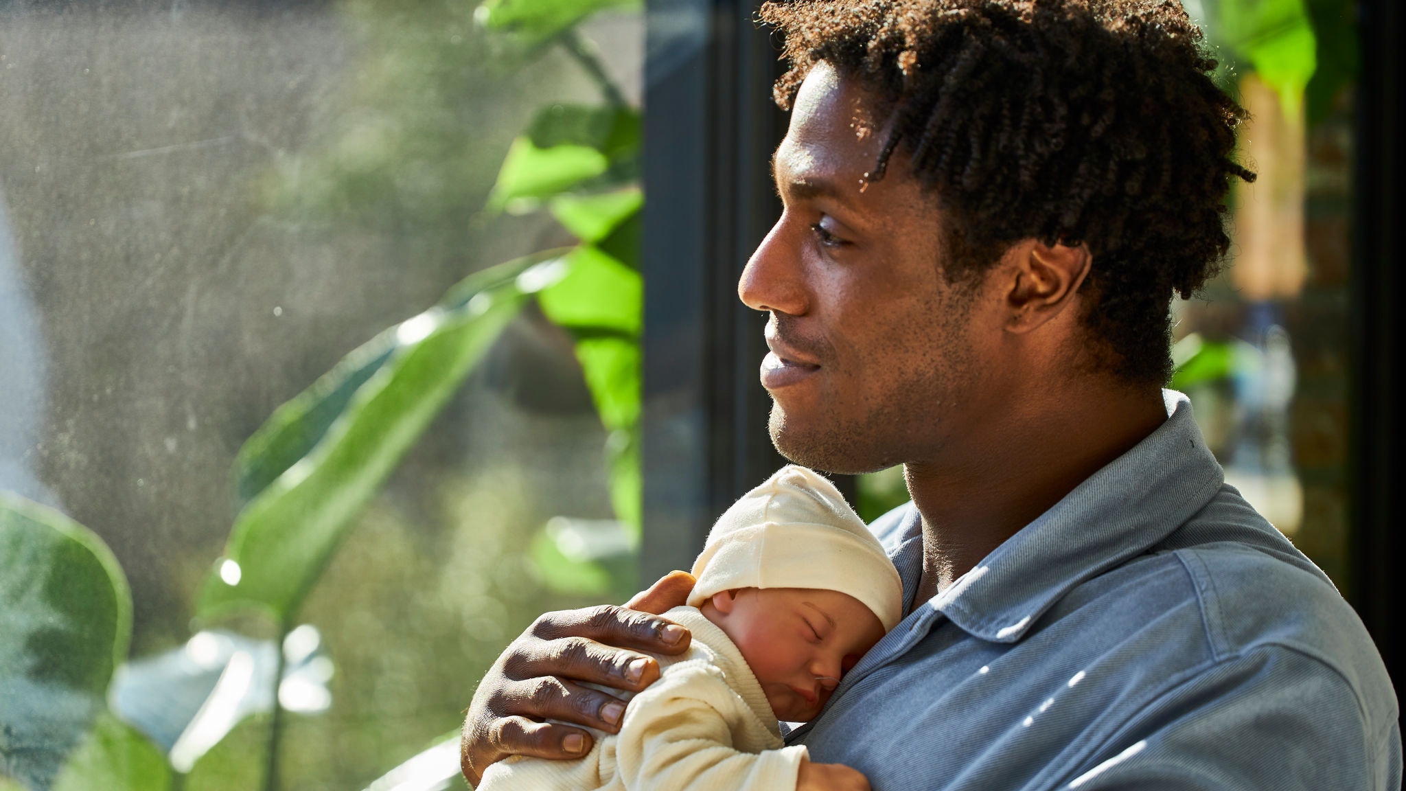 En pappa och bebis som njuter av den tysta driften från värmesystemet i huset