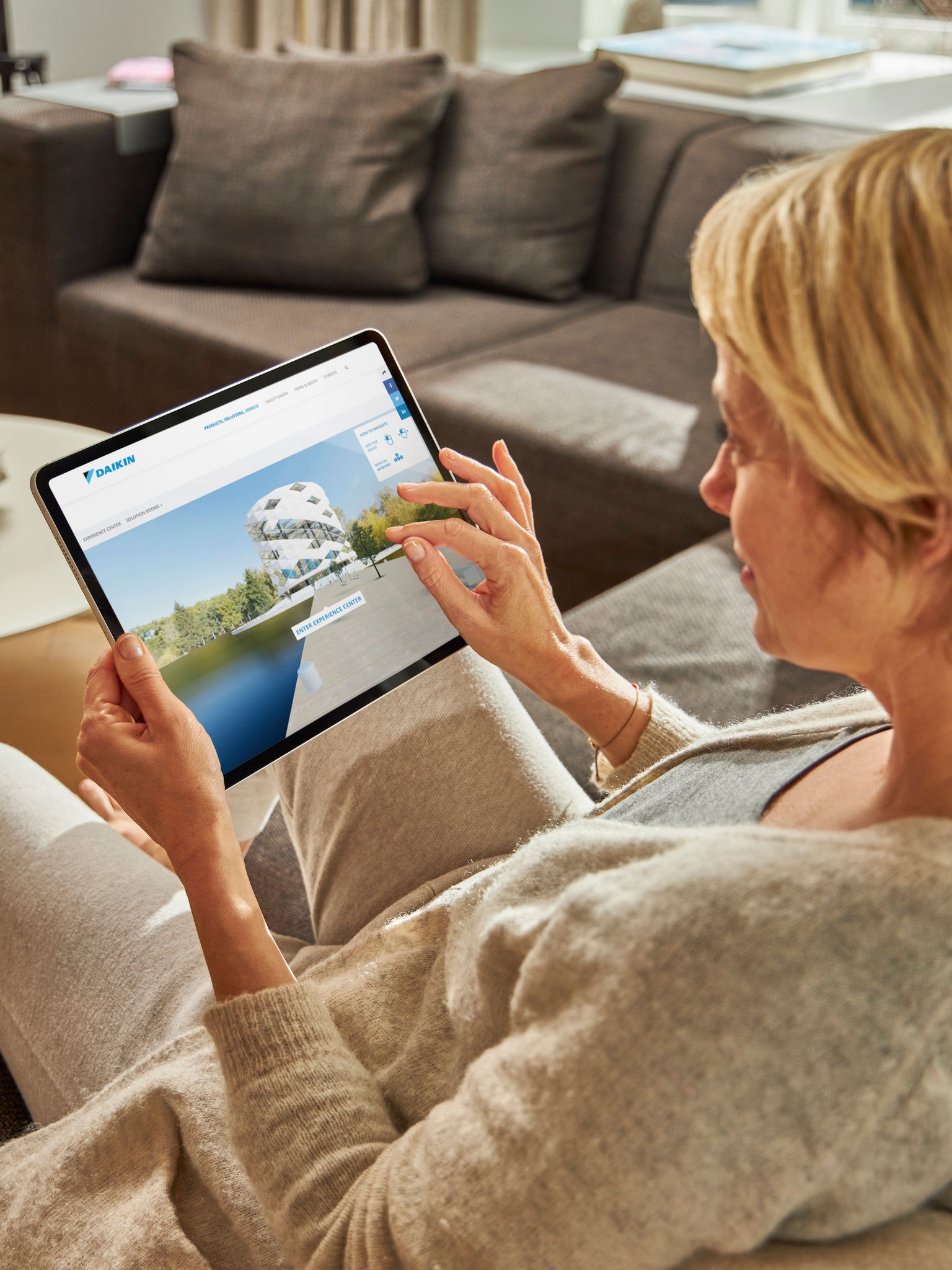 Person som besöker vårt virtuella experience centre via en surfplatta, för att se en luftrenare