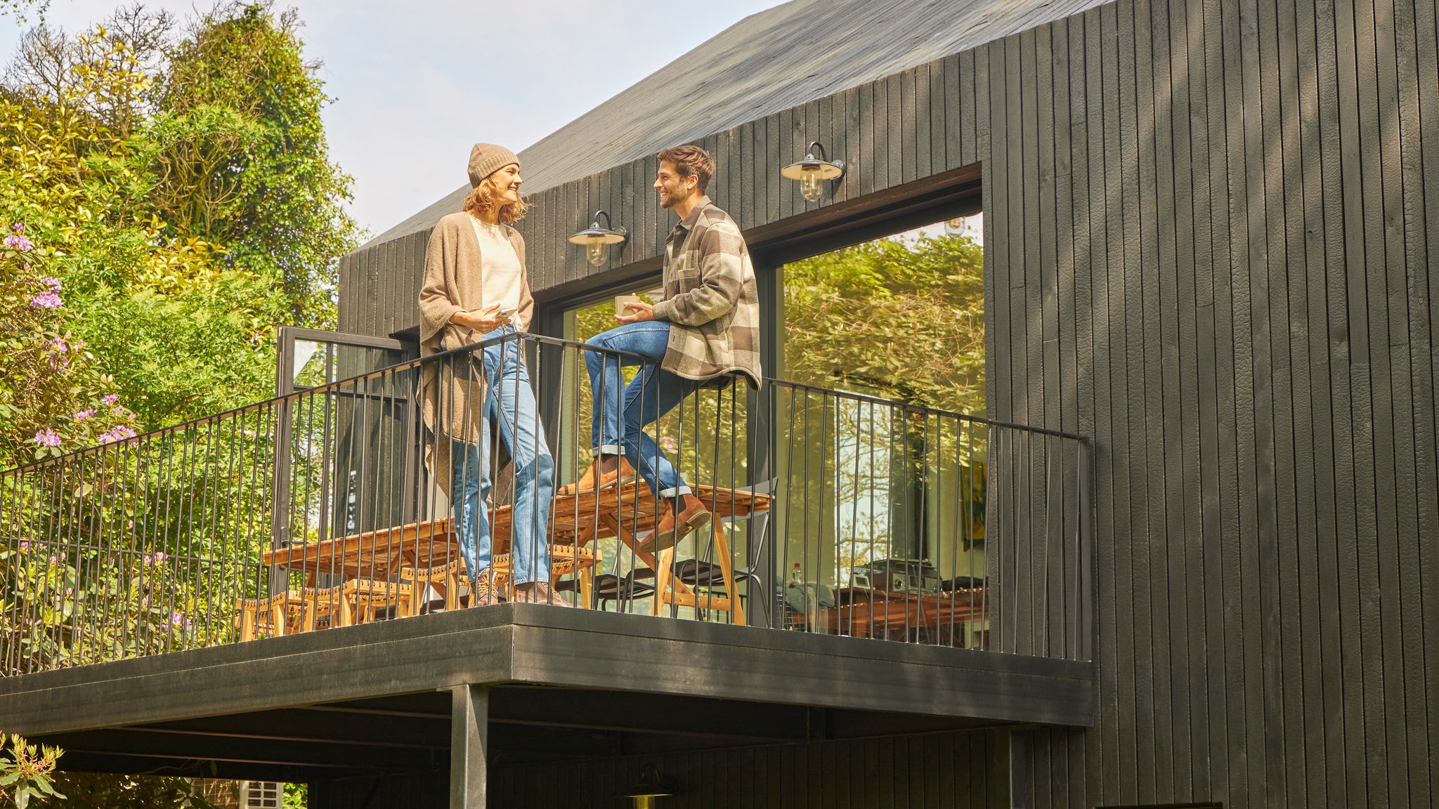 Ett par som diskuterar på en bungalow-terass i naturen