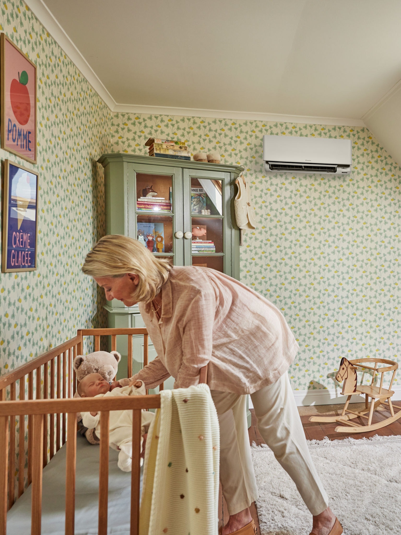 Mamma som lägger sitt barn för natten