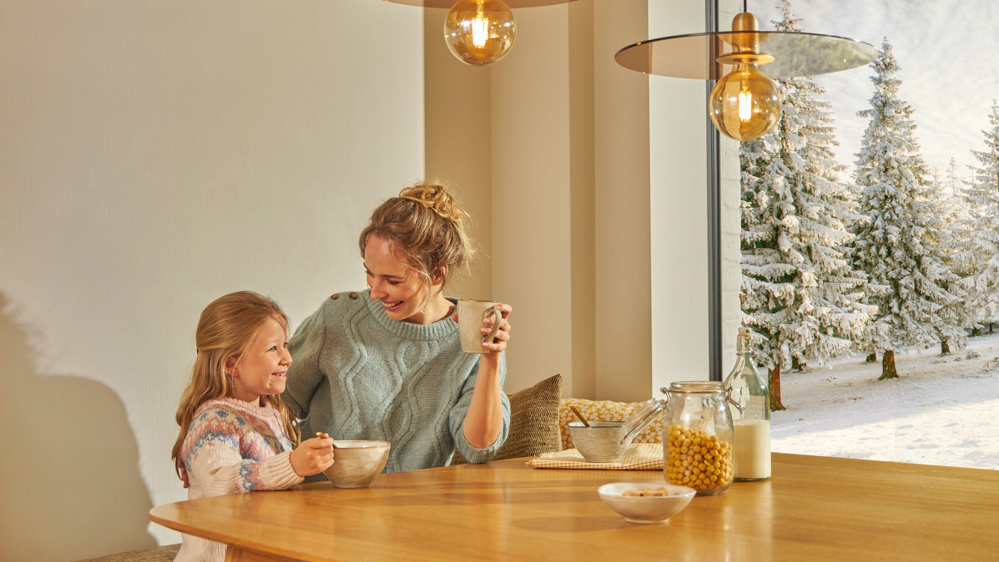En mamma, ett litet barn och ett barn, som andas in renade luften i vardagsrummet tack vare luftrenaren