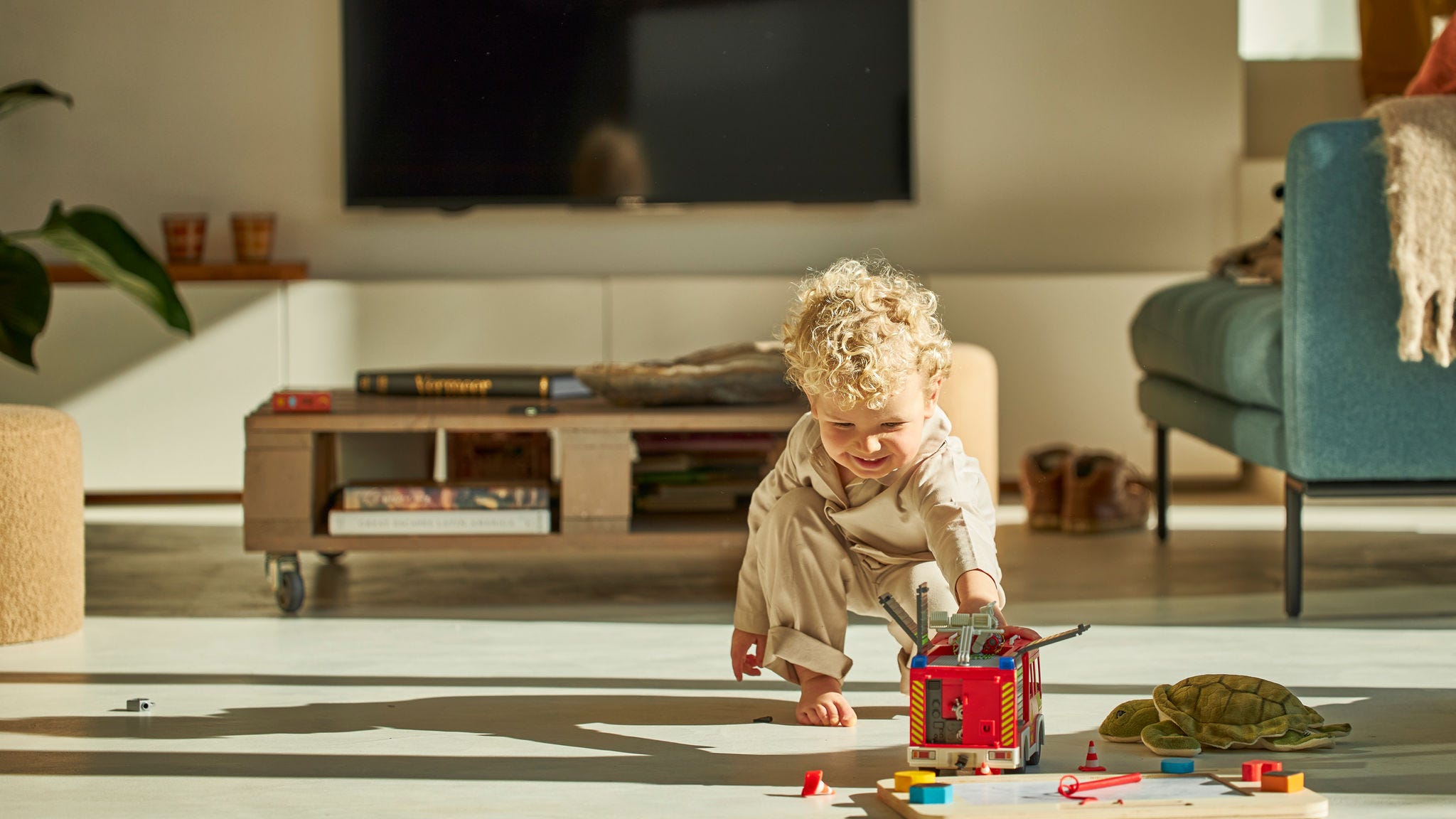 Ett barn som leker med sina leksaker