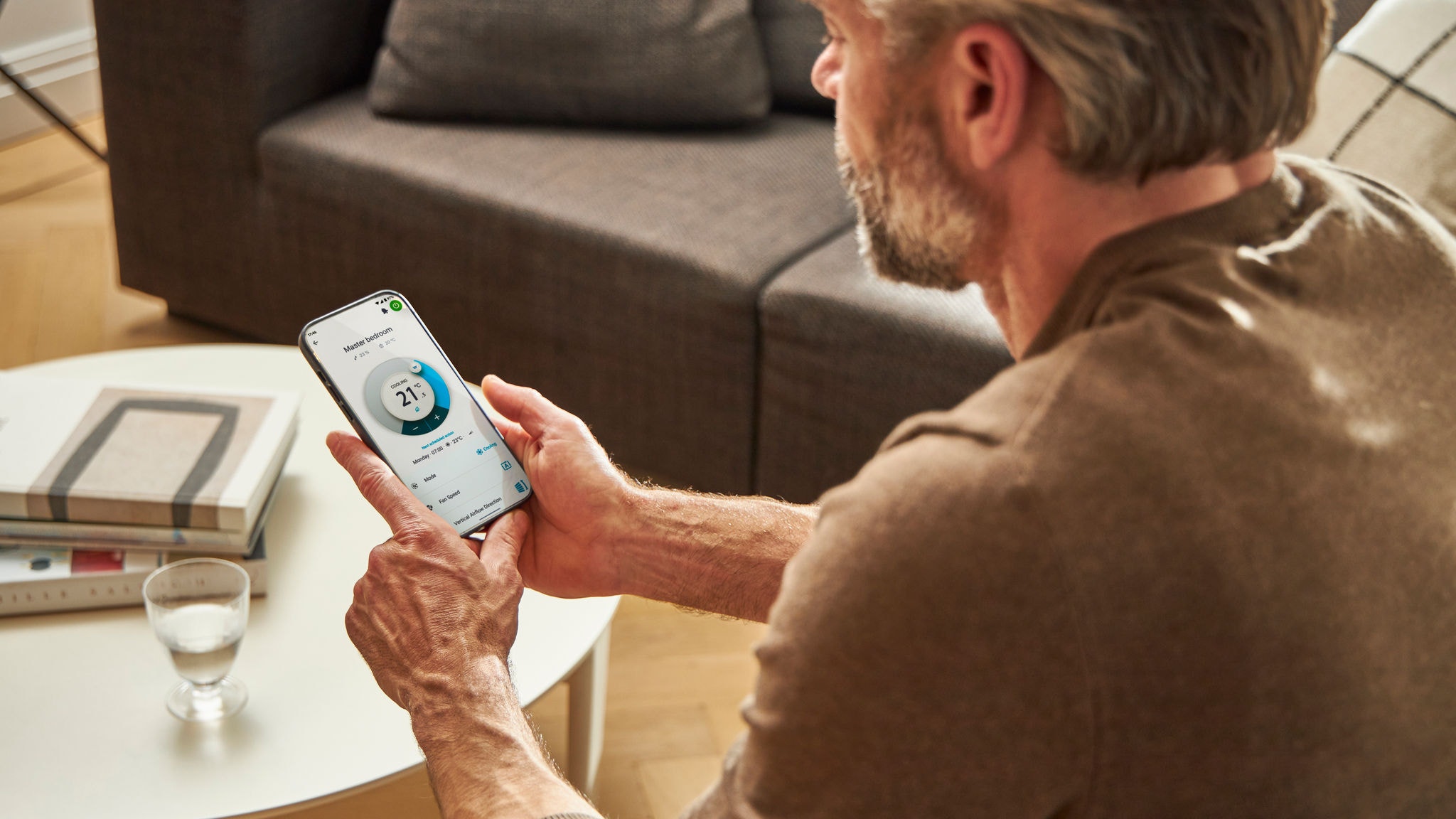 Man som använder appen Onecta i sin smartphone