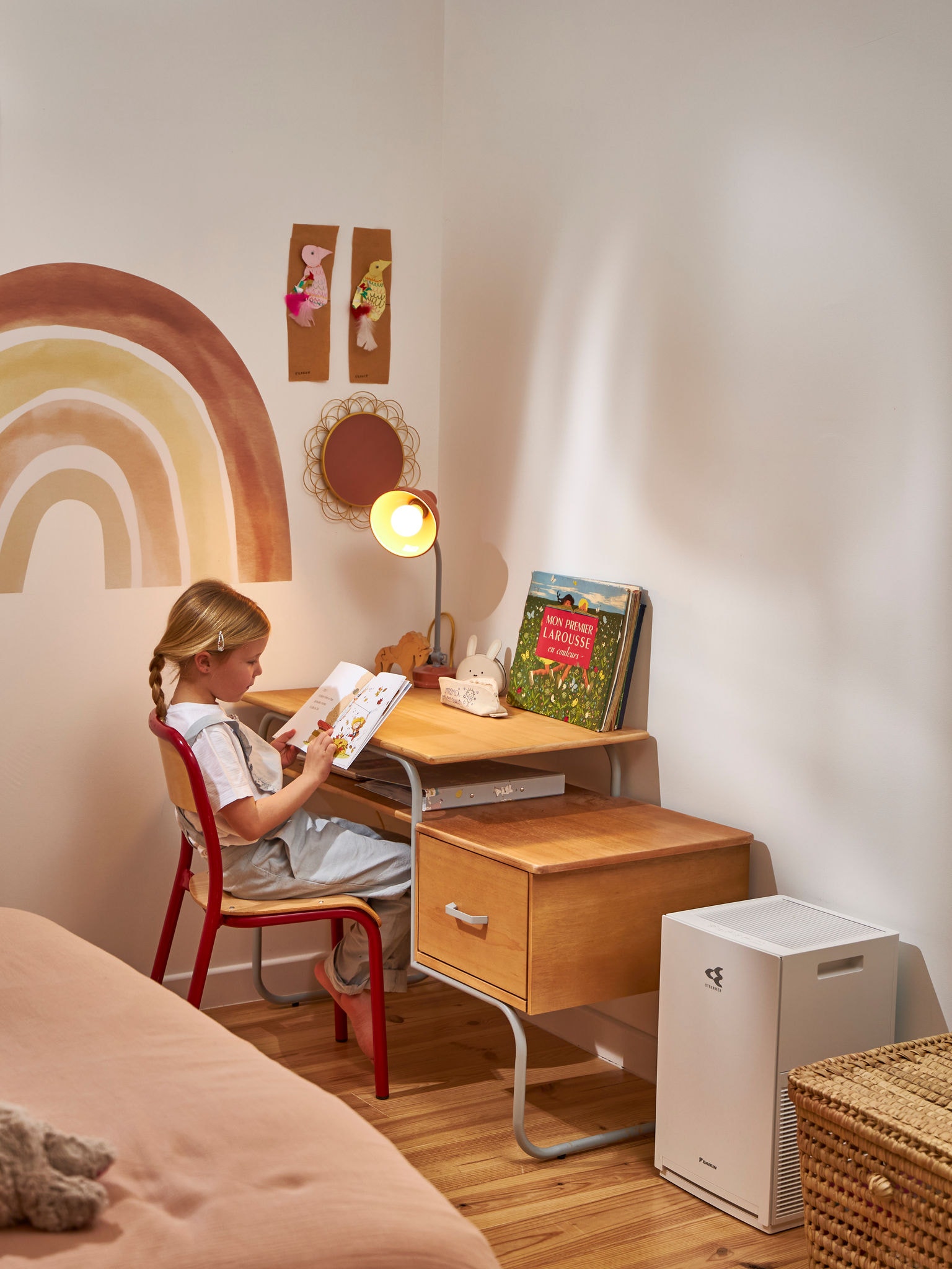 Barn som läser bredvid luftrenare