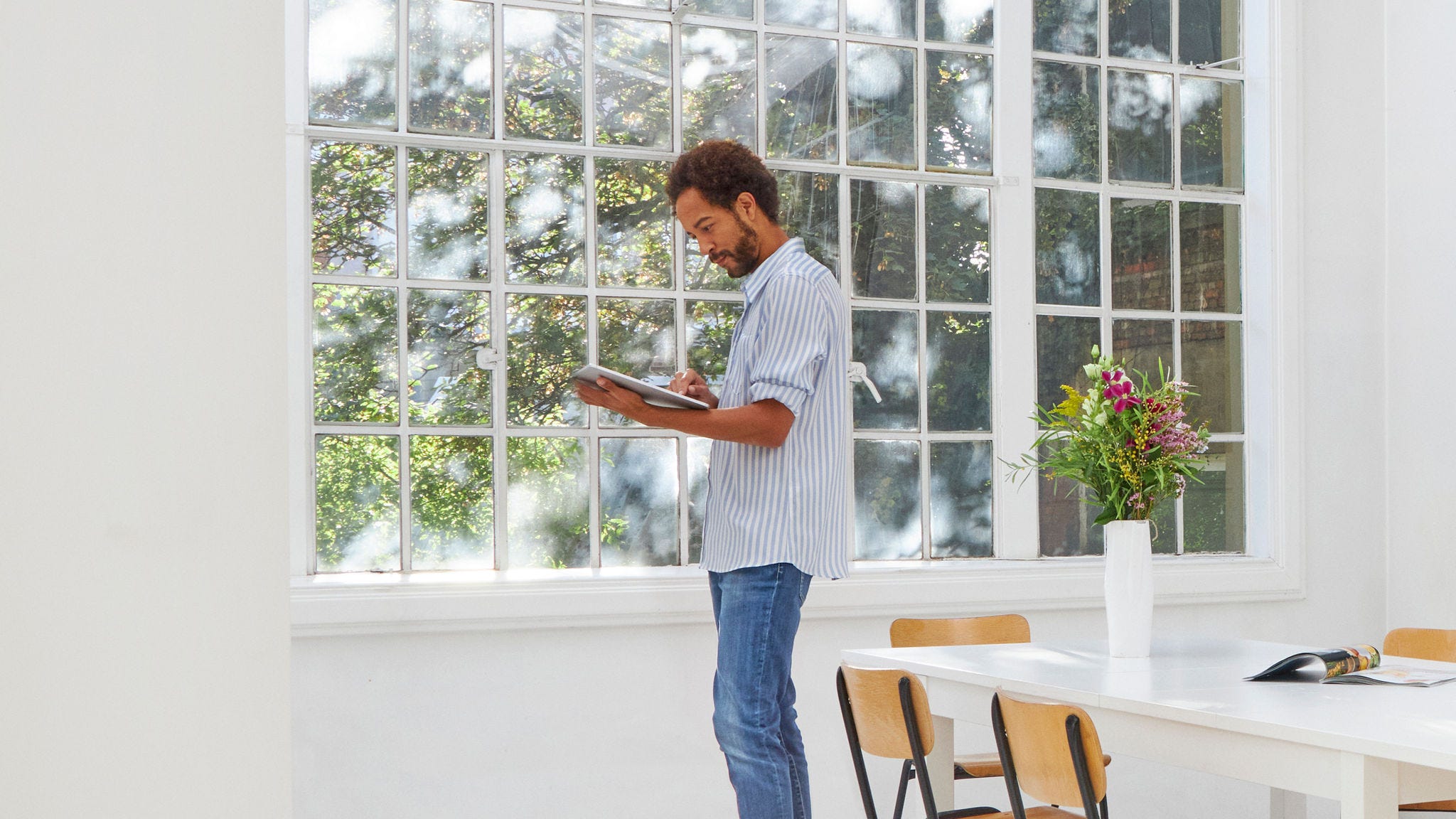 En man som utforskar Daikins värmepumpar för att byta ut sitt befintliga värmesystem