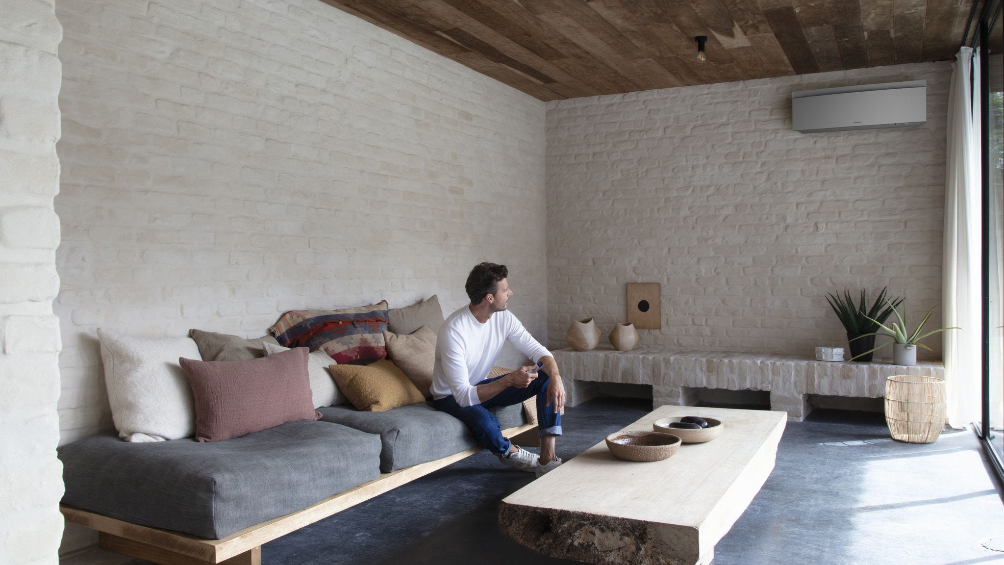 Installatör som monterar en Stylish inomhusenhet på väggen