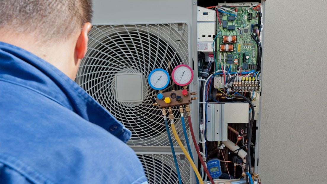  En Daikin servicetekniker byter köldmedium i en luftvärmepump