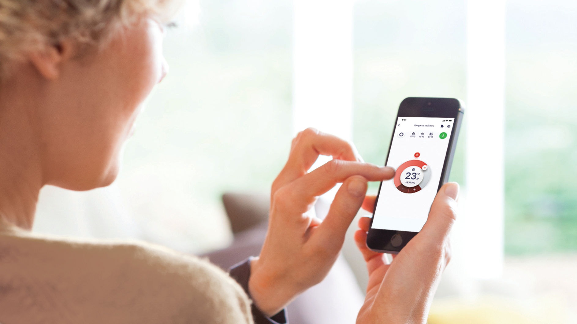 Kvinna som använder appen Onecta i sin smartphone