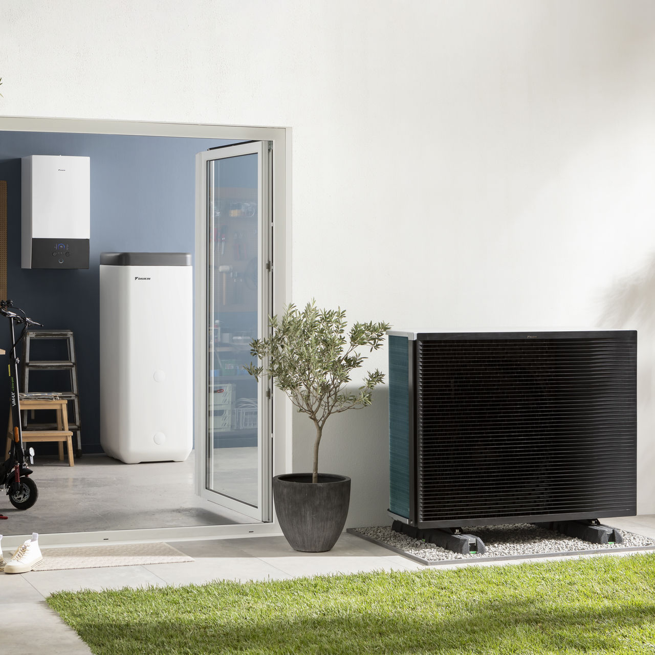 Värmepumps utomhusenhet i trädgården