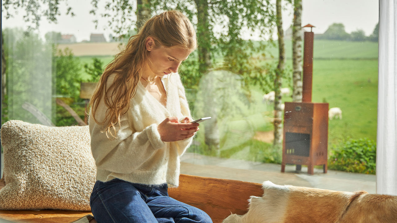 Dam använder sin smartphone