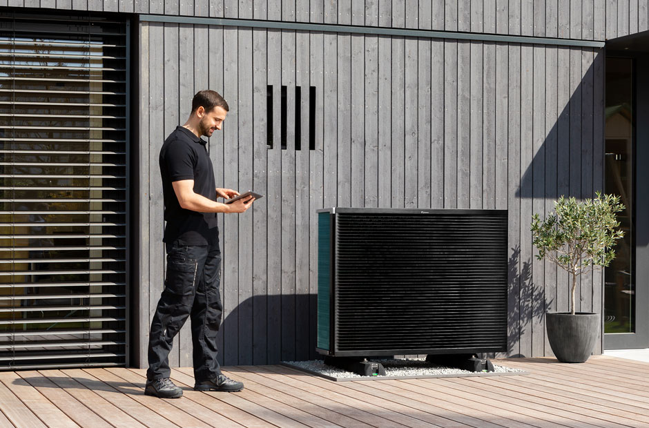 Installatör med Daikin Altherma utomhusenhet