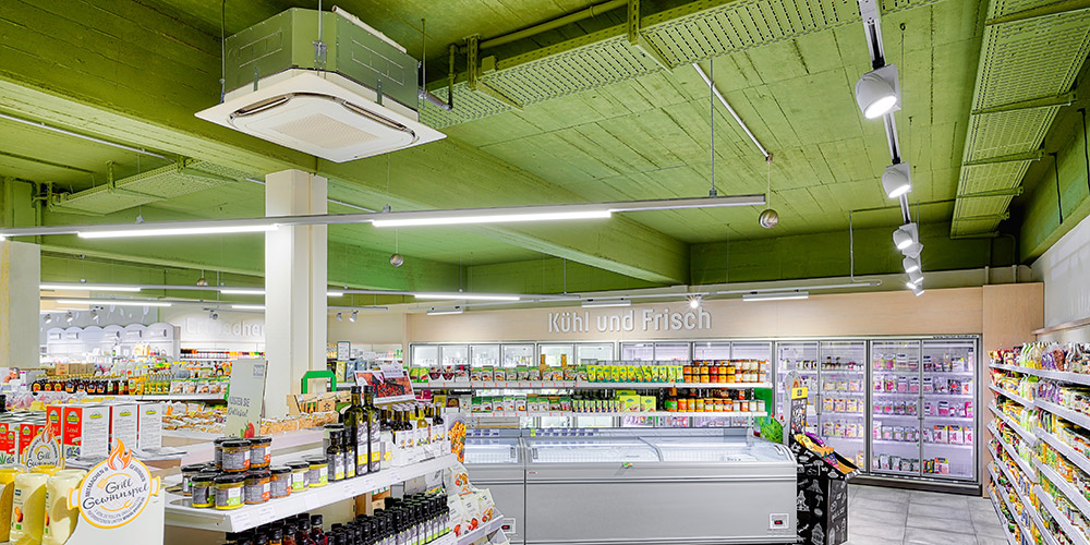 livsmedelsbutik med HVAC-enhet i taket
