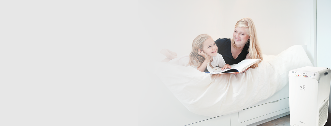 Mamma och dotter läser i ett hälsosamt rum