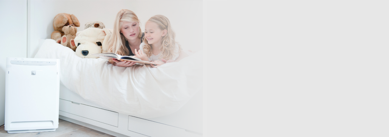 Mamma och dotter läser i ett hälsosamt rum